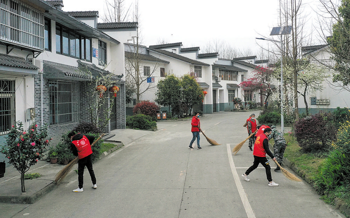 在郫都区战旗村，村民进行大扫除。 成都日报记者 胡大田 摄