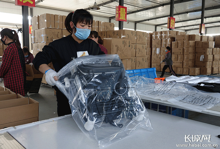 　　邯郸市亿航车业公司的员工在包装产品。  王林红 摄