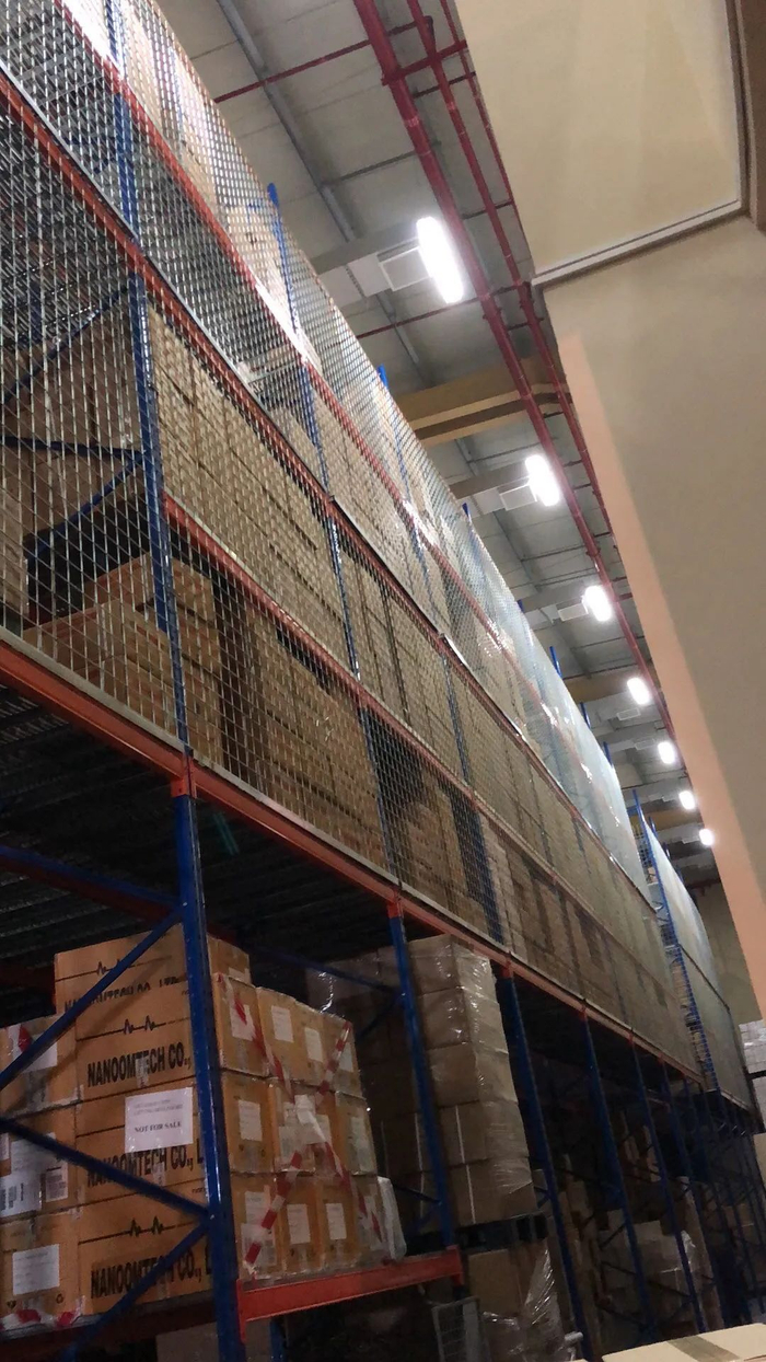  阿联酋某医药公司仓库中囤积的大量口罩。（受访者供图）