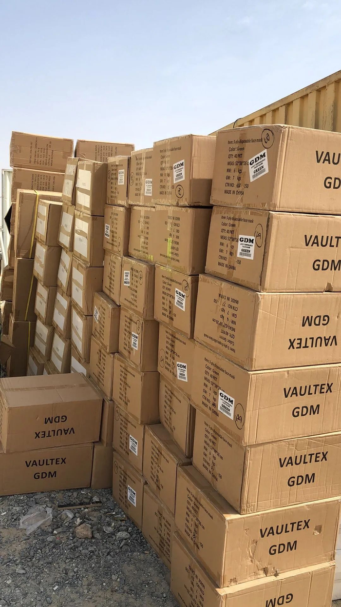  摆放在沙漠中准备进行交易的口罩。（受访者供图）