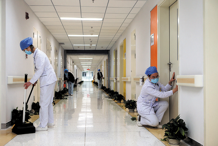 成都市第三人民医院医护人员正在清洁病房外环境。 成都日报记者 李冬 摄