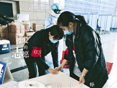 志愿者在方舱医院内搬运物资