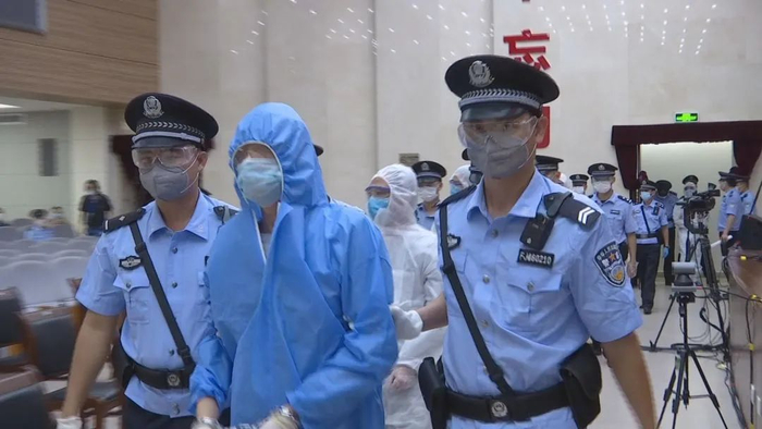  ·黄鸿发（中）在二审现场