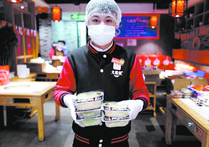 大龙燚工作人员展示密封菜品