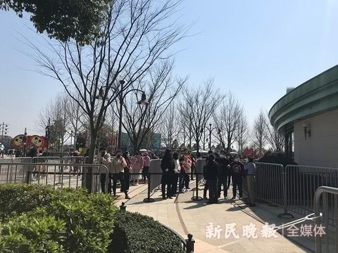 图说：迪士尼度假区多家门店前排着长队