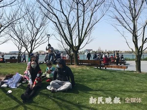 图说：小公主们在星愿公园野餐 杨玉红 摄（下同）