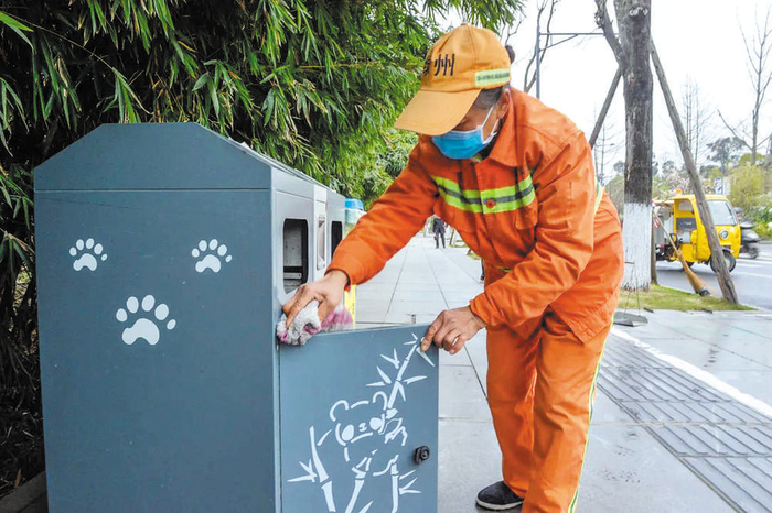 环卫工人擦拭垃圾箱