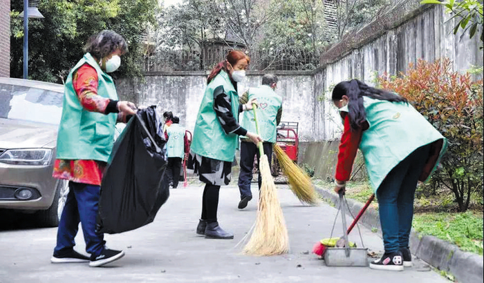 志愿者清扫小区路面