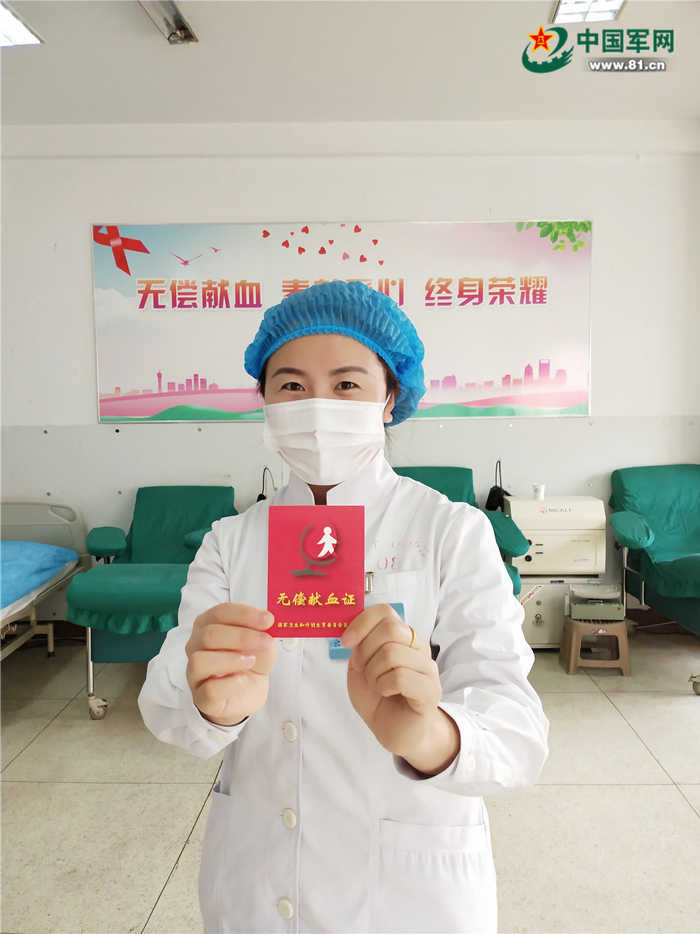 输血科医生张杰累计献血56次。