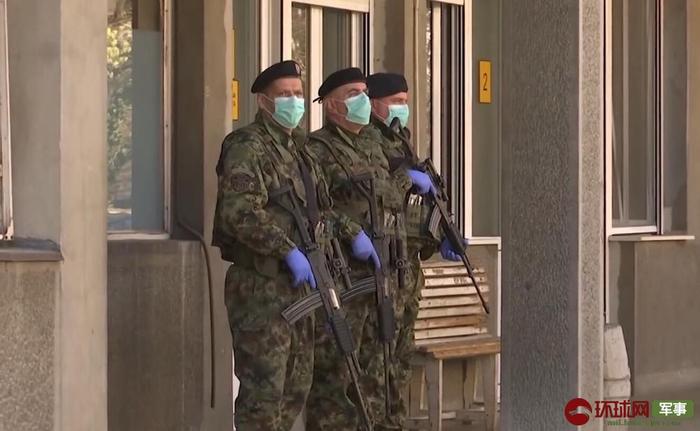 塞尔维亚士兵在贝尔格莱德街头巡逻