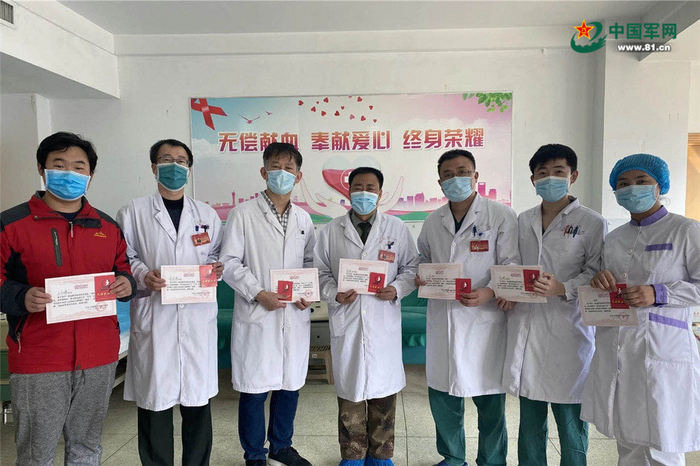临床科室主任带头献血。
