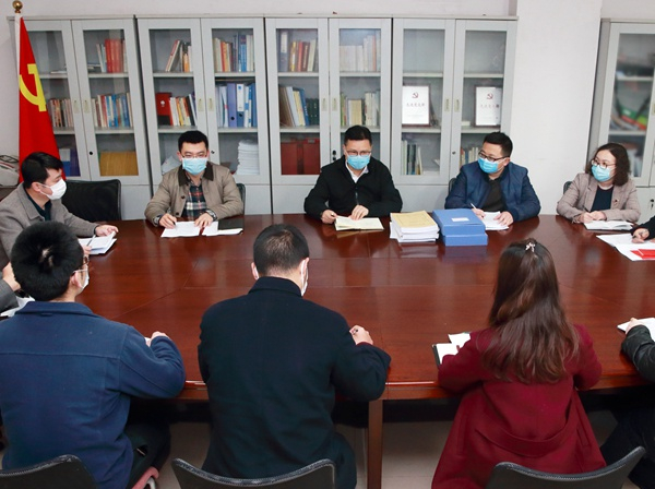 图为日前，重庆市纪委监委案件审理室就一起涉嫌行贿罪案件的审理工作进行集体讨论研究。（高荐 摄）