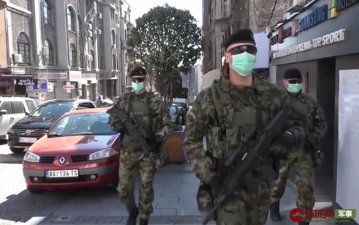 在贝尔格莱德街头巡逻的塞尔维亚特种部队士兵