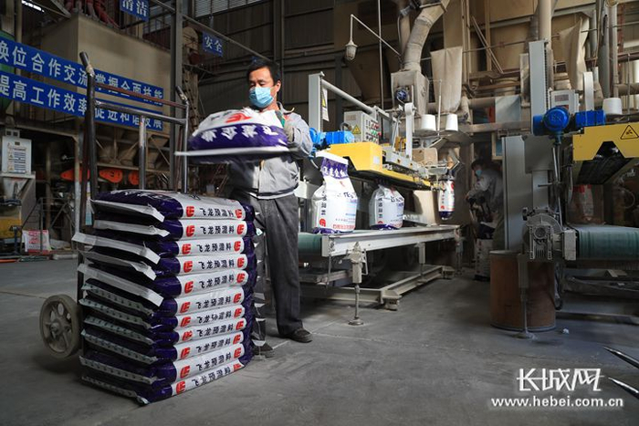　飞龙饲料公司工人在预混料生产线进行操作。