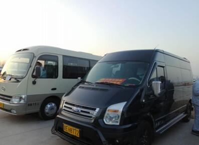  （北京驰援大连接驳车，图/《财经》记者姚佳莹）