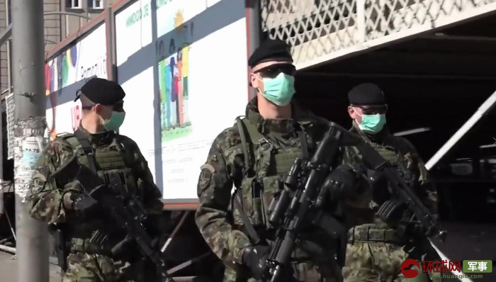 在贝尔格莱德街头巡逻的塞尔维亚特种部队士兵