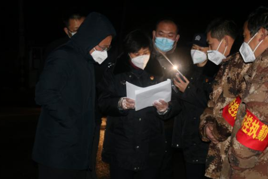 郯城县公安局派出所民警夜查巡防点