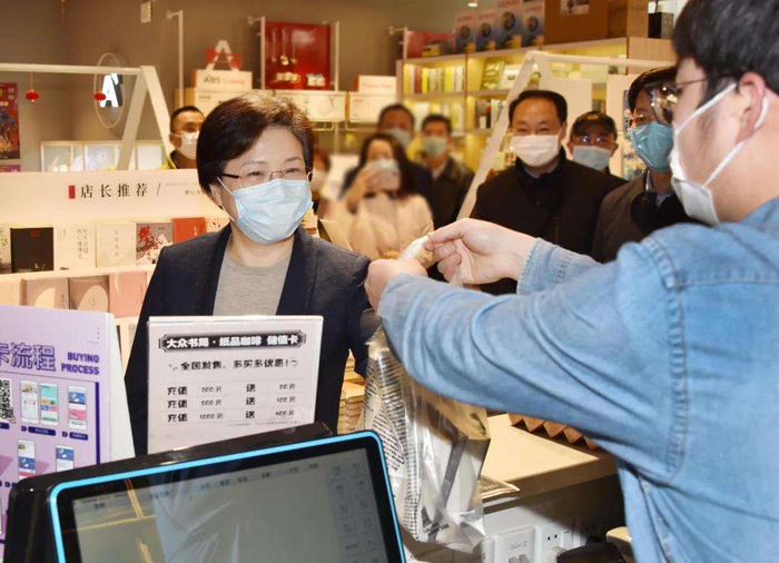 南京市长韩立明去了书店&nbsp; 图源：南报融媒体