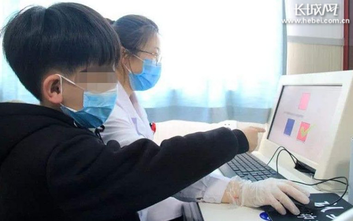 医生正在为患病儿童进行言语治疗。衡水市中医医院 供图