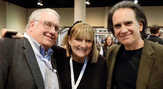 从左至右分别为大儿子霍华德、女儿苏茜、小儿子彼得。