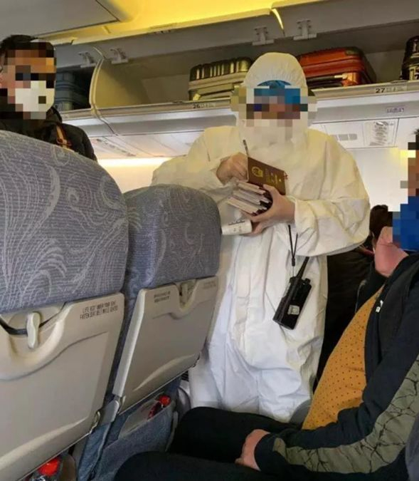 当地检疫人员在登记信息、收取护照（Z女士拍摄）图片来源:微信公众号“补壹刀”