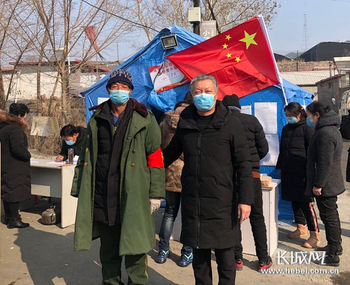 承德市财政局驻北马圈子村工作队员与村里党员坚守抗疫一线。