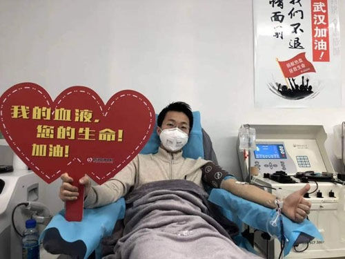 新冠肺炎康复者许德龙献血(来源：每日经济新闻网)