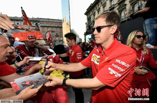 资料图：法拉利F1车队车手维特尔与车迷互动。