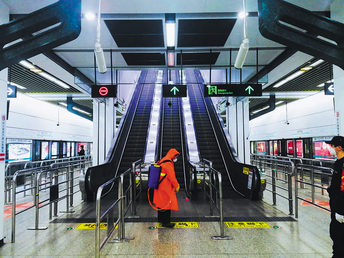 地铁成都东客站进行消毒工作