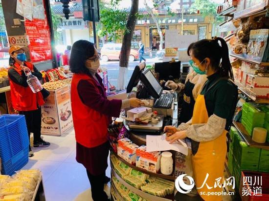 成都温江柳城街道助力“五类门店” 为企业复工复产“上保险”