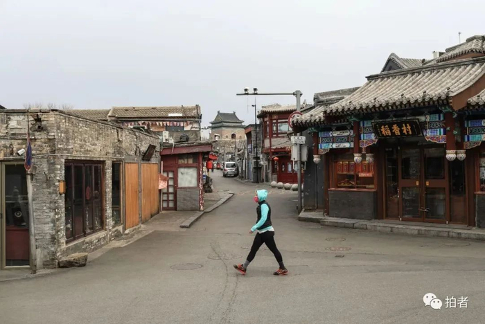  △&nbsp;2月27日，曾经日夜喧嚣的银锭桥头，如今只有零星居民戴着口罩走过。摄影/新京报记者浦峰