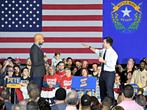 美国喜剧演员基尔（左）给布蒂吉格站台背书