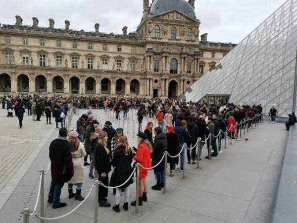  3月1日上午，在卢浮宫外排队等待入场的参观者，他们最终被告知当日闭馆。