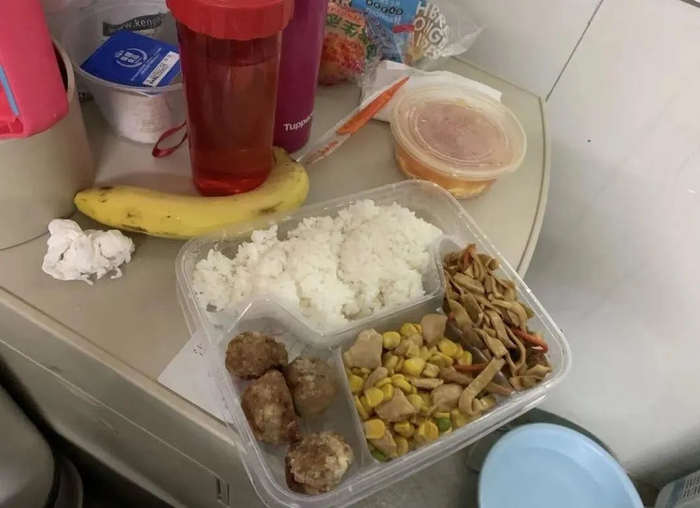 ·火神山医院的伙食供应良好，母亲调侃：她比我们爷俩吃得好。