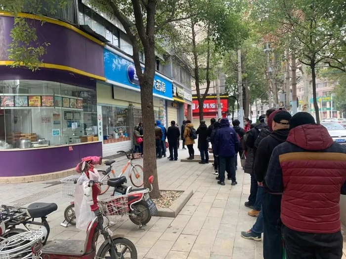 整整排了一个小时，我才买到药，回到家中便让母亲服下。