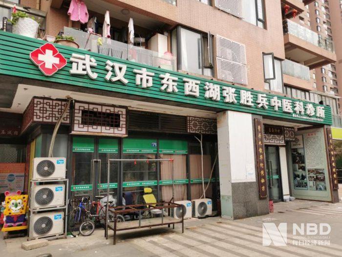 张胜兵的诊所也位于居民楼下（图片来源：每经记者 滑昂 摄）