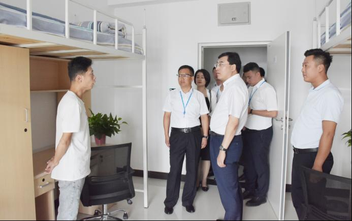 图注：潘刚同员工交流