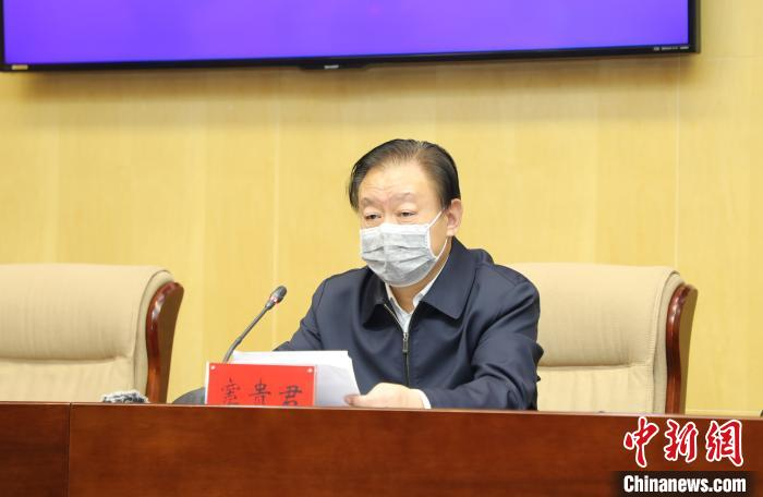 &nbsp;&nbsp;&nbsp;&nbsp;图为内蒙古自治区新冠肺炎疫情防控工作指挥部召开新闻发布会。　张玮　摄