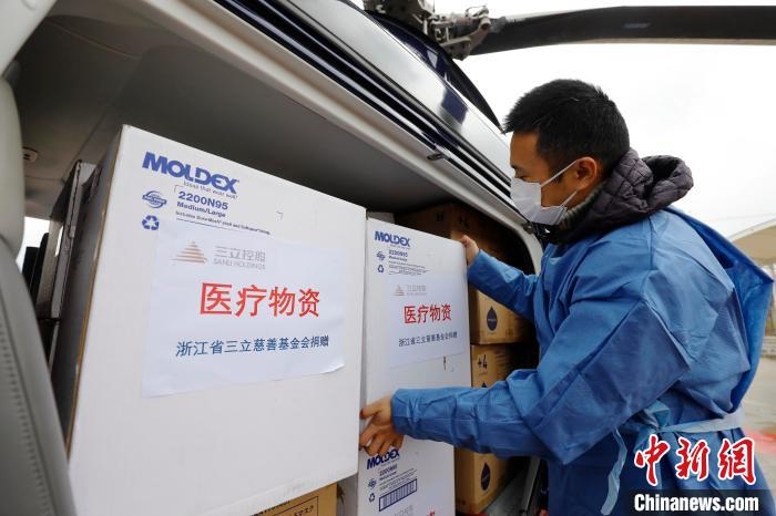 上海新空直升机公司机长在搬运医疗物资。殷立勤 摄