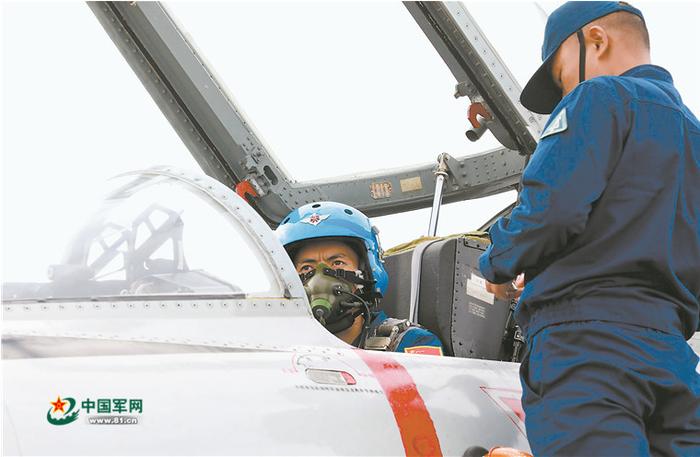 海军航空兵首次赴俄参加国际军事比赛和航空飞镖项目