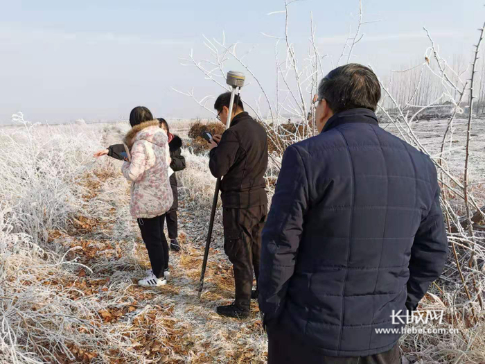 唐山市自然资源和规划局路南区分局对耕地占补平衡项目进行实地测量。马建明 摄