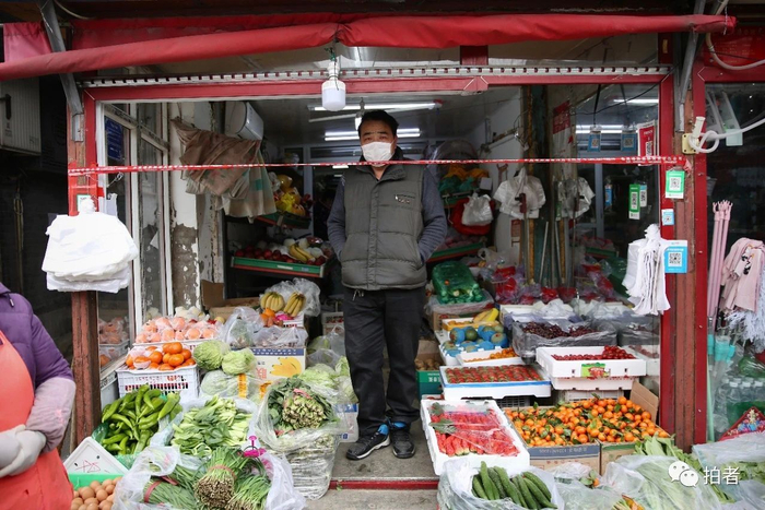  △&nbsp;2月27日，大栅栏街道三井社区，一家菜店拉起隔离线，社区居民在线外安全距离买菜。摄影/新京报记者郑新洽