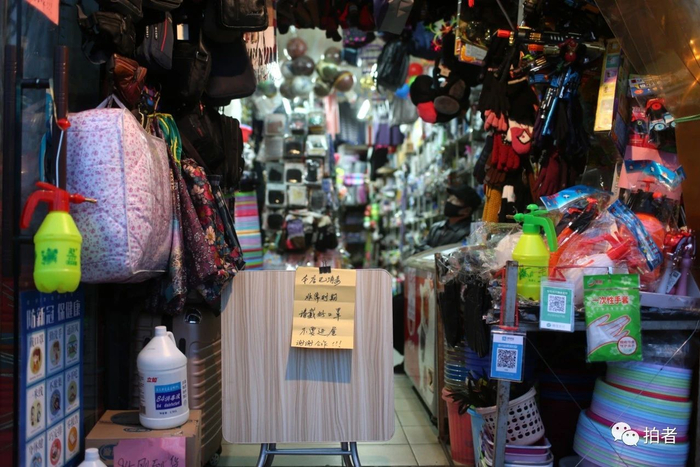  △&nbsp;2月26日，东四北大街，胡同口的一家商铺贴有“非常时期请戴好口罩不要进屋”提示语。摄影/新京报记者薛珺