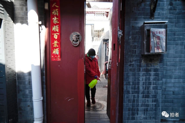 △&nbsp;2月22日，大栅栏社区，工作人员在消毒。摄影/新京报记者王嘉宁
