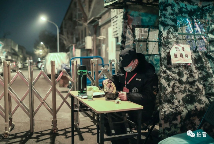  △&nbsp;2月19日22时36分，西城区三不老胡同东口，保安杜庆福正在吃单位配发的方便面。他的值守时间为晚八时至次日凌晨二时。摄影/新京报记者浦峰