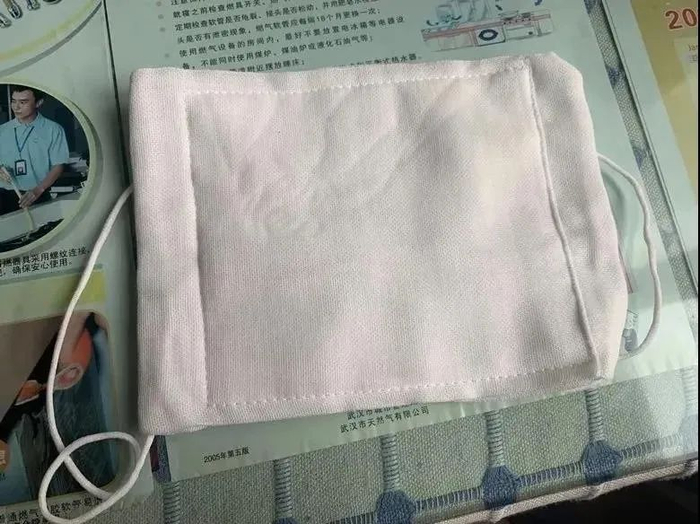 ·父母刚开始佩戴的老式棉布口罩