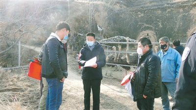 彭阳县林草部门对当地野生动物人工繁育场所进行排查（图片由自治区林草局提供）