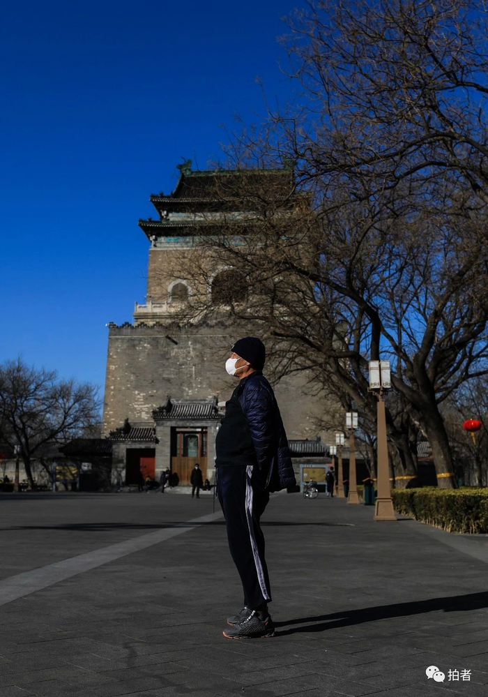 △&nbsp;2月17日，钟鼓楼文化广场，一位居民在锻炼身体。摄影/新京报记者浦峰