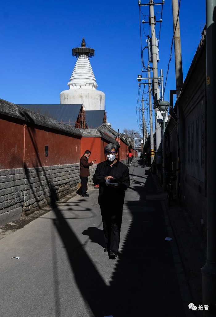  △&nbsp;2月17日，白塔寺东夹道，居民走在胡同中。摄影/新京报记者浦峰