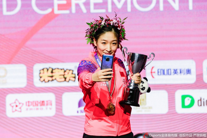  2019年女乒世界杯在成都落下帷幕，刘诗雯夺冠后自拍。